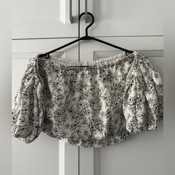 2/$40✨ BNWT Adorable floral off the shoulder top - Picture 5 of 6